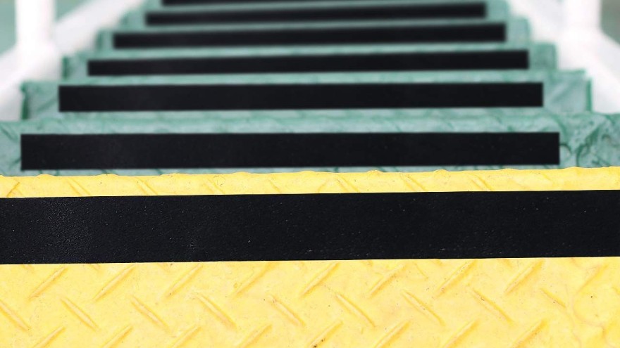 地面太油太滑怎么辦？防滑膠帶輕松來(lái)解決【昆山玉寰】