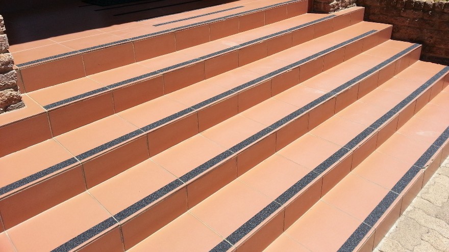 你知道瓷磚為什么要用防滑膠帶嗎？