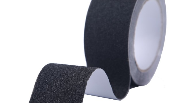 防護服鞋底太滑，防滑膠帶來解決