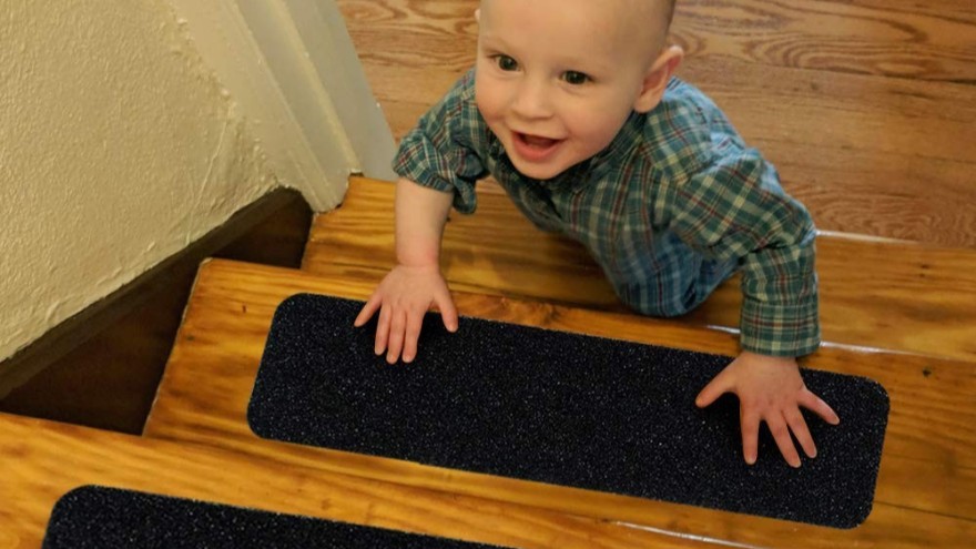 地面防滑如何解決？防滑膠帶來救場(chǎng)【昆山玉寰】