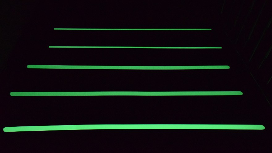 夜光條防滑膠帶的優(yōu)勢(shì)-廠家直供貨源無(wú)憂【昆山玉寰】