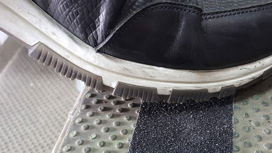 防滑膠帶，保障高鐵上下客安全！