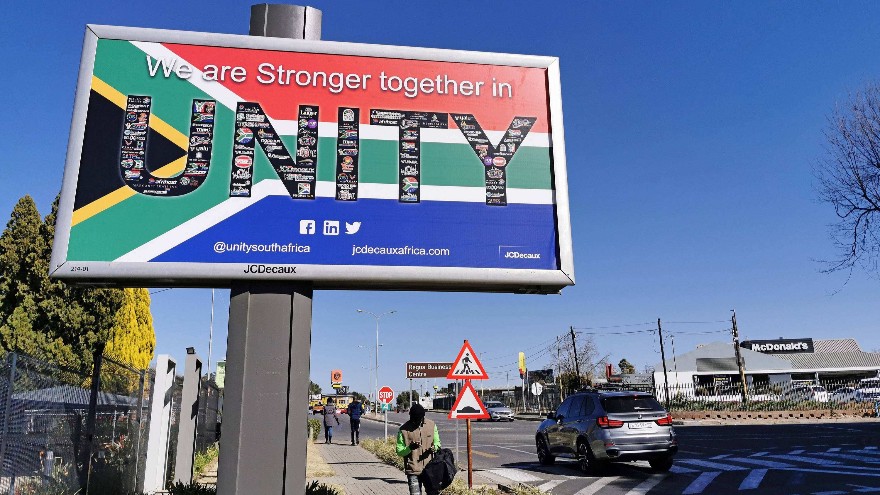 高速公路上的廣告牌要用幾級反光膜？道路反光膜級別推薦【昆山玉寰】