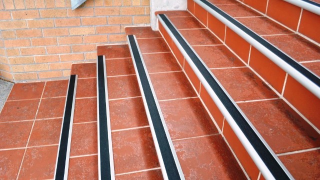 寒冬來臨，室外太滑怎么辦？防滑膠帶給您安全保障